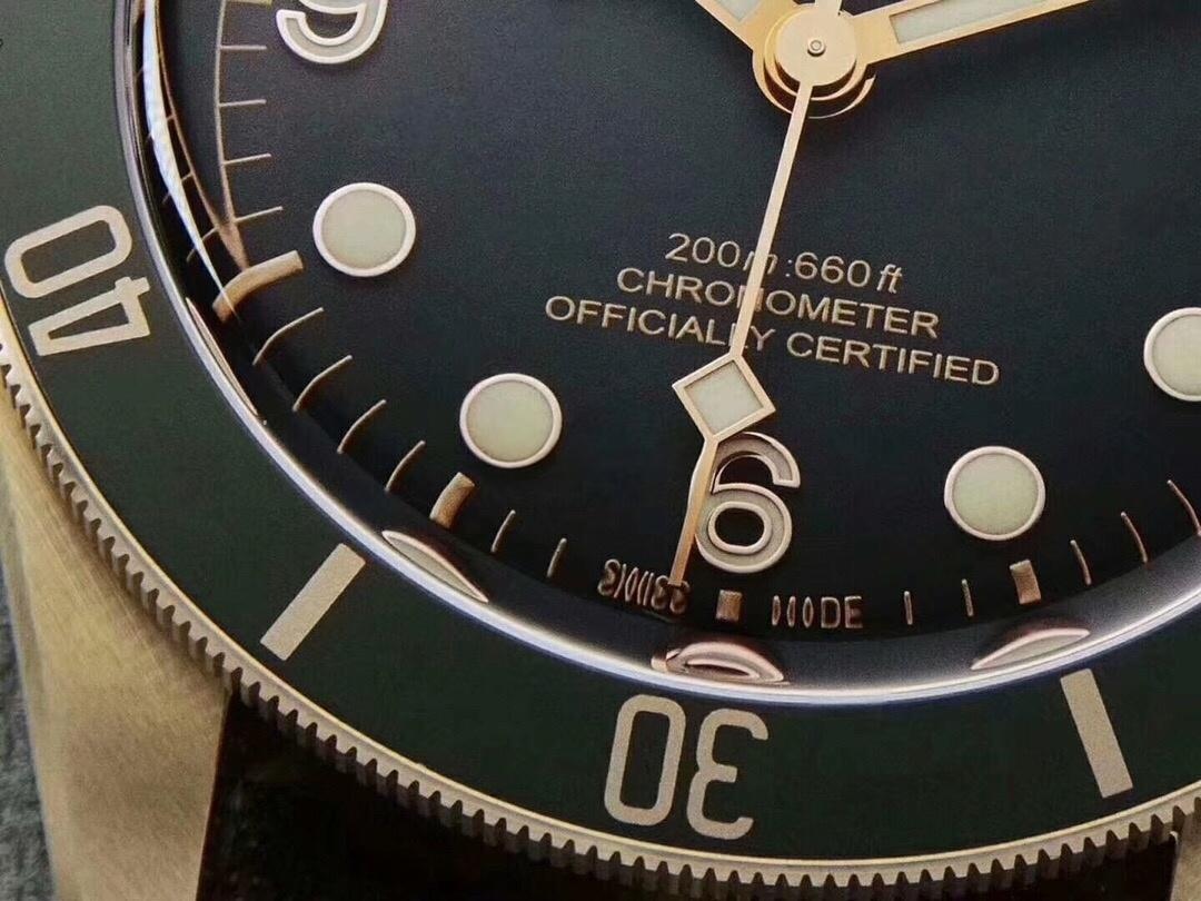 Yepyeni arduvaz grisi 2019 Beckham modeli XF Factory Tudor Black Bay Bronze M79250BA — küçük bronz kalkan kısa inceleme — 5. fotoğraf