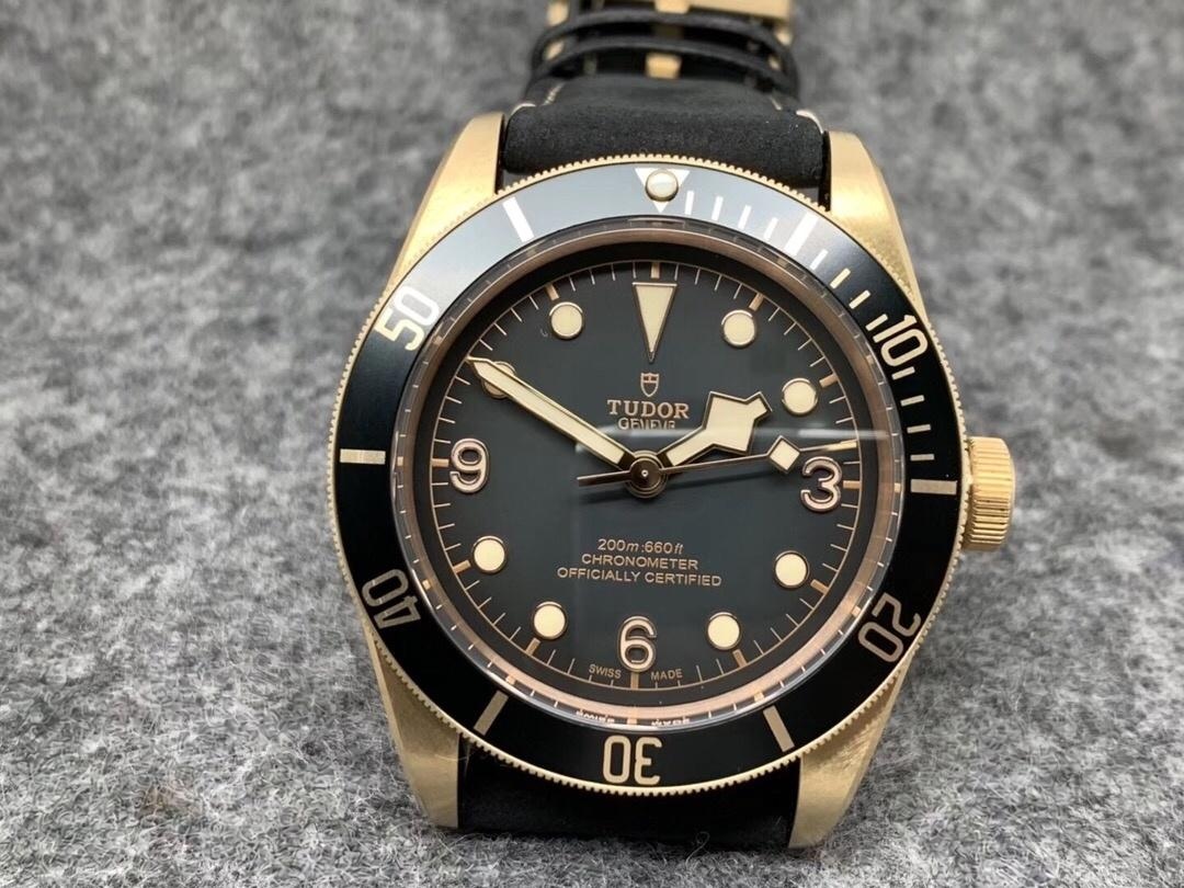 Yepyeni arduvaz grisi 2019 Beckham modeli XF Factory Tudor Black Bay Bronze M79250BA — küçük bronz kalkan kısa inceleme — 6. fotoğraf