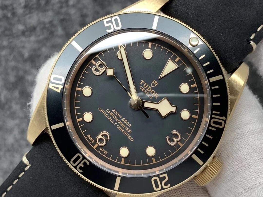 Yepyeni arduvaz grisi 2019 Beckham modeli XF Factory Tudor Black Bay Bronze M79250BA — küçük bronz kalkan kısa inceleme — 7. fotoğraf