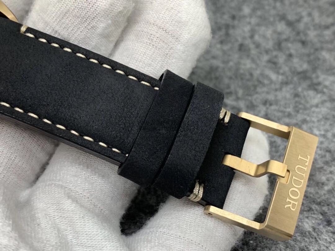 Yepyeni arduvaz grisi 2019 Beckham modeli XF Factory Tudor Black Bay Bronze M79250BA — küçük bronz kalkan kısa inceleme — 12. fotoğraf