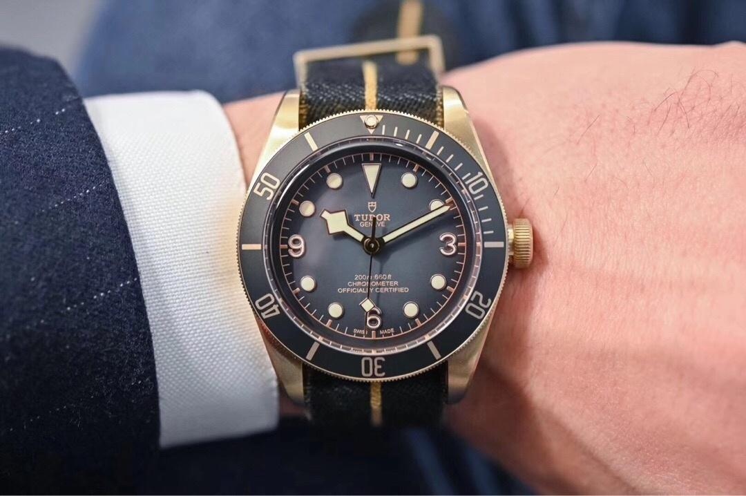 Yepyeni arduvaz grisi 2019 Beckham modeli XF Factory Tudor Black Bay Bronze M79250BA — küçük bronz kalkan kısa inceleme — 14. fotoğraf