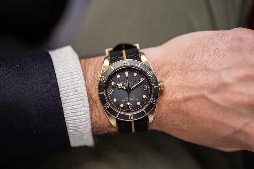 Yepyeni arduvaz grisi 2019 Beckham modeli XF Factory Tudor Black Bay Bronze M79250BA — küçük bronz kalkan kısa inceleme — 15. fotoğraf