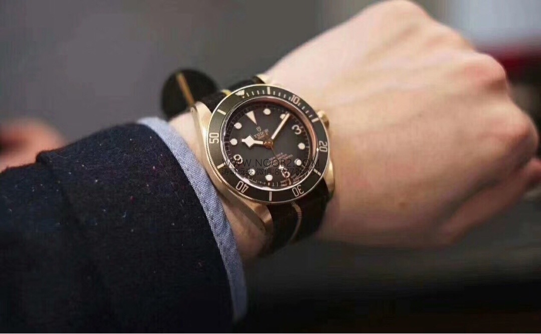 Yepyeni arduvaz grisi 2019 Beckham modeli XF Factory Tudor Black Bay Bronze M79250BA — küçük bronz kalkan kısa inceleme — 17. fotoğraf