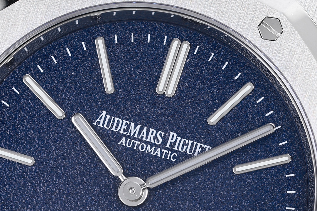 ZF 2025'in zirve eseri: Audemars Piguet Royal Oak 39 mm 16202 "JUMBO" ultra ince saat — yepyeni mavi taneli kadranıyla göz kamaştırıyor, bileğinizdeki efsaneyi replika olarak sizlere sunuyoruz. — 7. fotoğraf