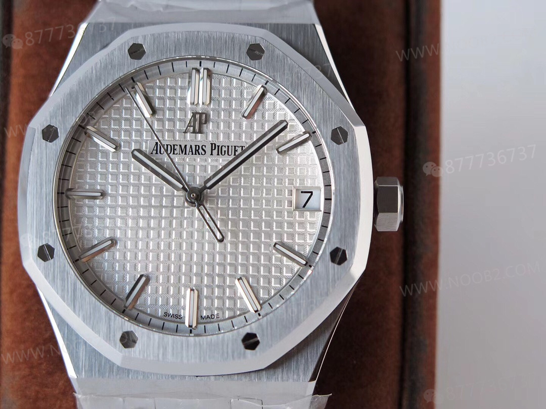 ZF Audemars Piguet 15500 beyaz kadranlı saatin sökülmüş halini gösteriyorum — 1. fotoğraf