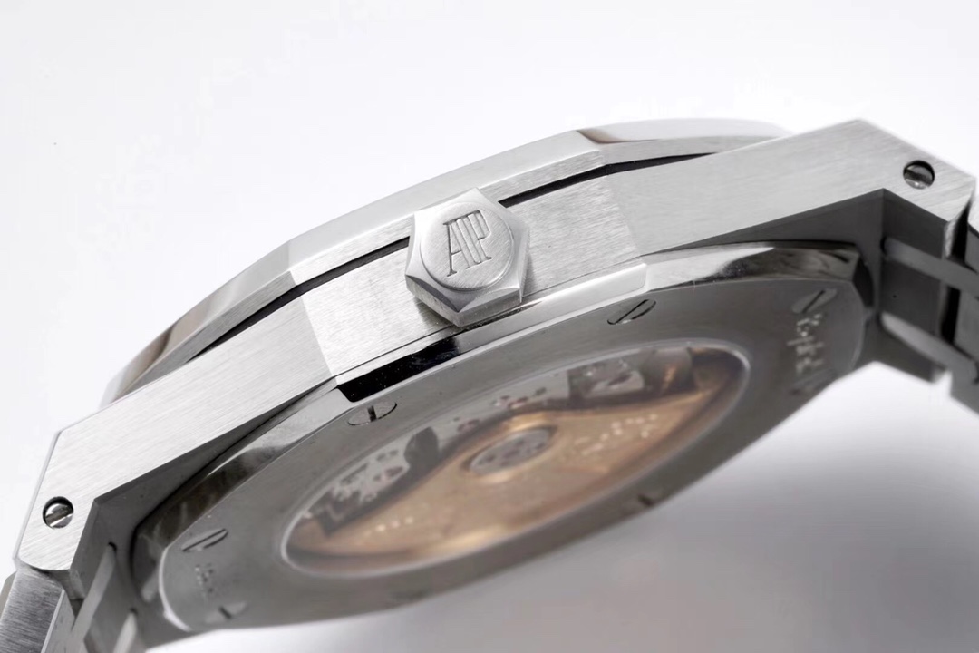 ZF Factory 2025'in iddialı çalışması: Audemars Piguet Royal Oak 15400 V2, tek parça mekanizmasıyla göz kamaştırıyor! — 5. fotoğraf