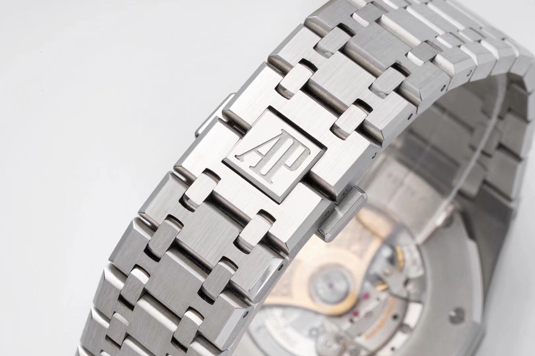 ZF Factory 2025'in iddialı çalışması: Audemars Piguet Royal Oak 15400 V2, tek parça mekanizmasıyla göz kamaştırıyor! — 10. fotoğraf