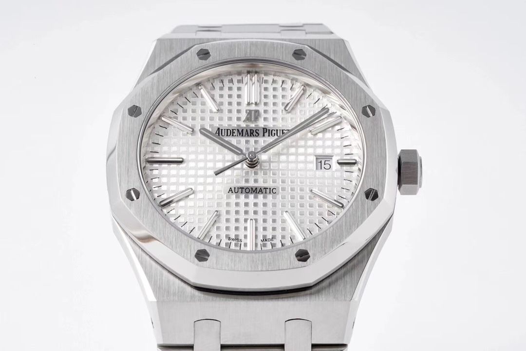 ZF Factory 2025'in iddialı çalışması: Audemars Piguet Royal Oak 15400 V2, tek parça mekanizmasıyla göz kamaştırıyor! — 12. fotoğraf