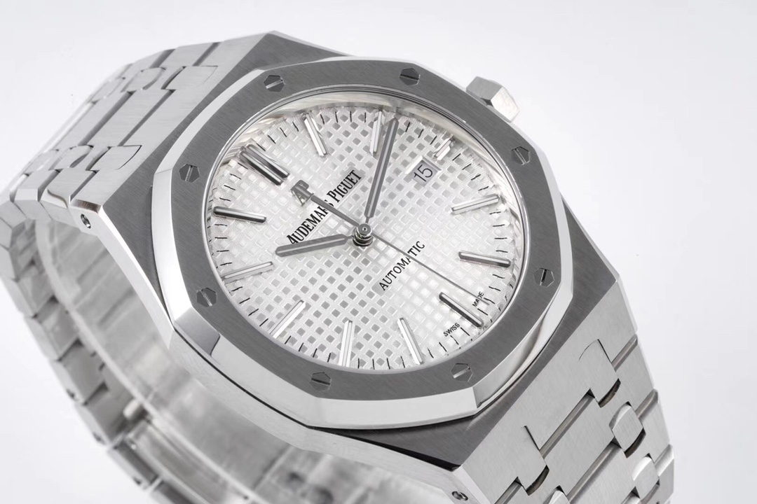 ZF Factory 2025'in iddialı çalışması: Audemars Piguet Royal Oak 15400 V2, tek parça mekanizmasıyla göz kamaştırıyor! — 13. fotoğraf