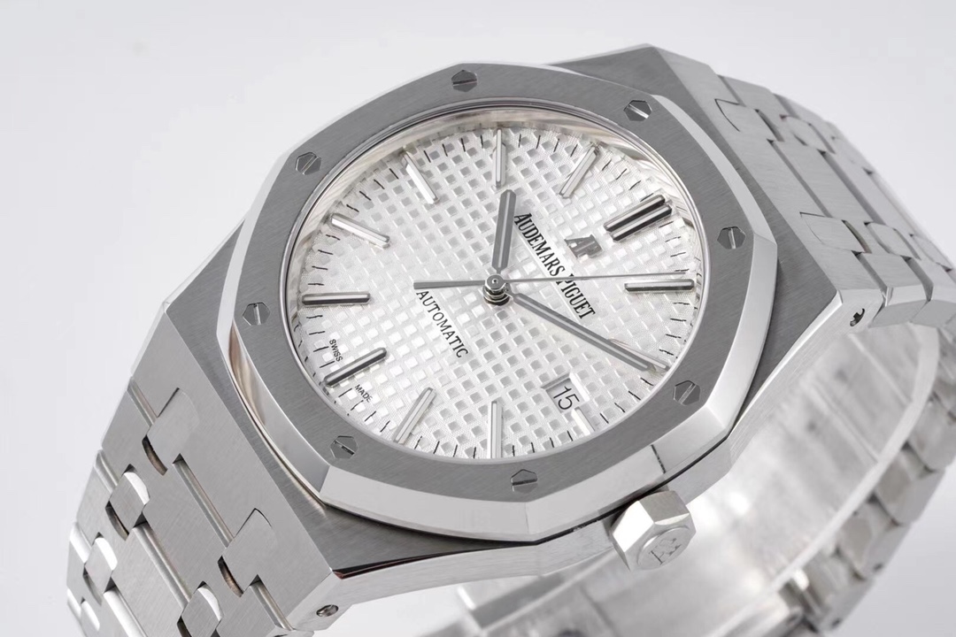 ZF Factory 2025'in iddialı çalışması: Audemars Piguet Royal Oak 15400 V2, tek parça mekanizmasıyla göz kamaştırıyor! — 16. fotoğraf