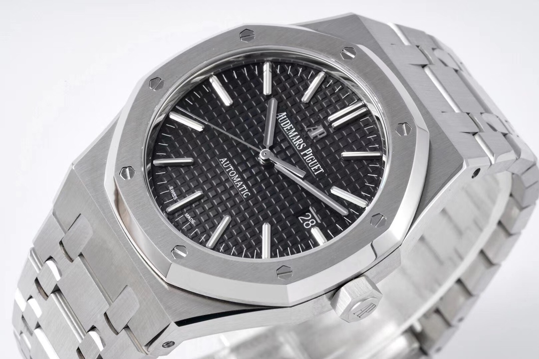 ZF Factory 2025'in iddialı çalışması: Audemars Piguet Royal Oak 15400 V2, tek parça mekanizmasıyla göz kamaştırıyor! — 25. fotoğraf