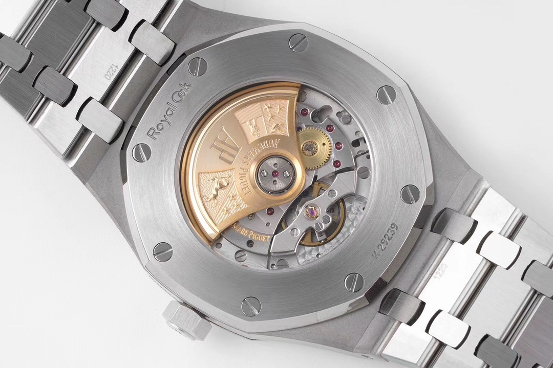 ZF Factory 2025'in iddialı çalışması: Audemars Piguet Royal Oak 15400 V2, tek parça mekanizmasıyla göz kamaştırıyor! — 26. fotoğraf