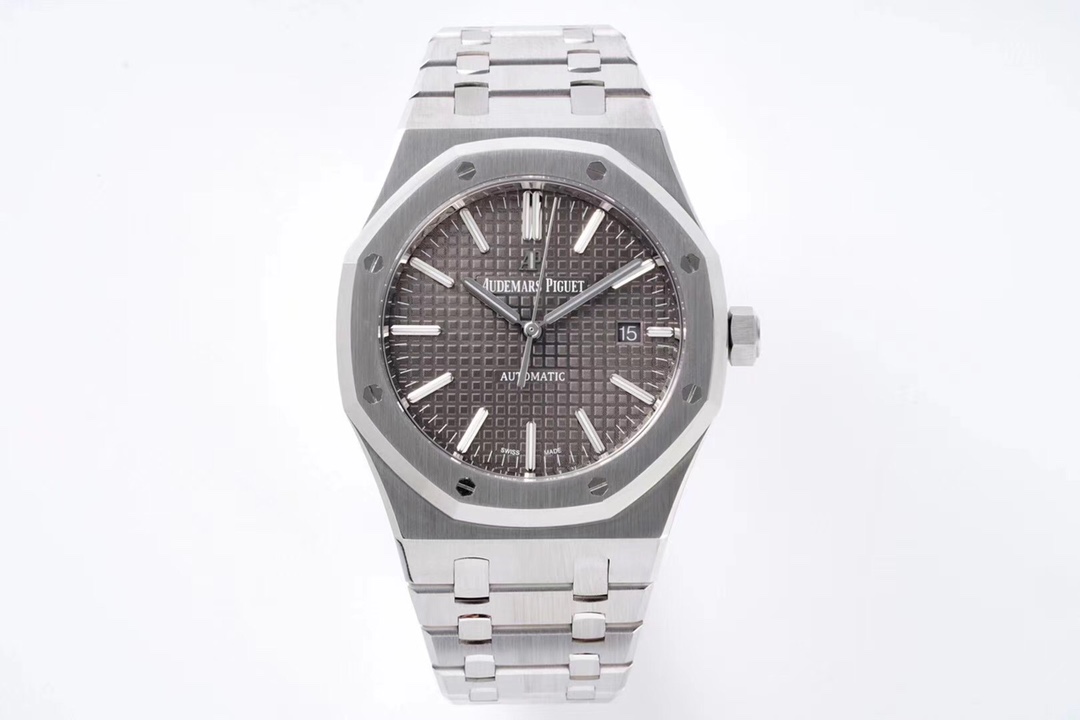 ZF Factory 2025'in iddialı çalışması: Audemars Piguet Royal Oak 15400 V2, tek parça mekanizmasıyla göz kamaştırıyor! — 29. fotoğraf