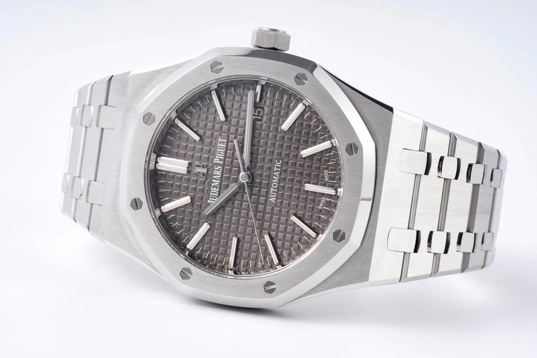 ZF Factory 2025'in iddialı çalışması: Audemars Piguet Royal Oak 15400 V2, tek parça mekanizmasıyla göz kamaştırıyor! — 30. fotoğraf