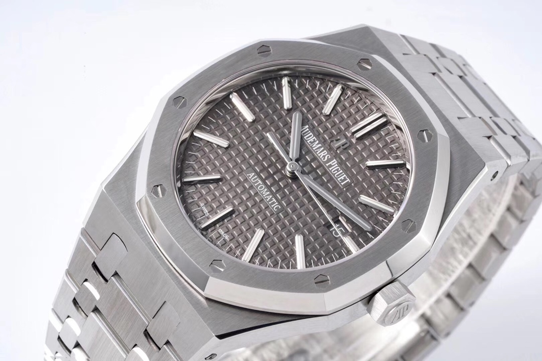 ZF Factory 2025'in iddialı çalışması: Audemars Piguet Royal Oak 15400 V2, tek parça mekanizmasıyla göz kamaştırıyor! — 31. fotoğraf