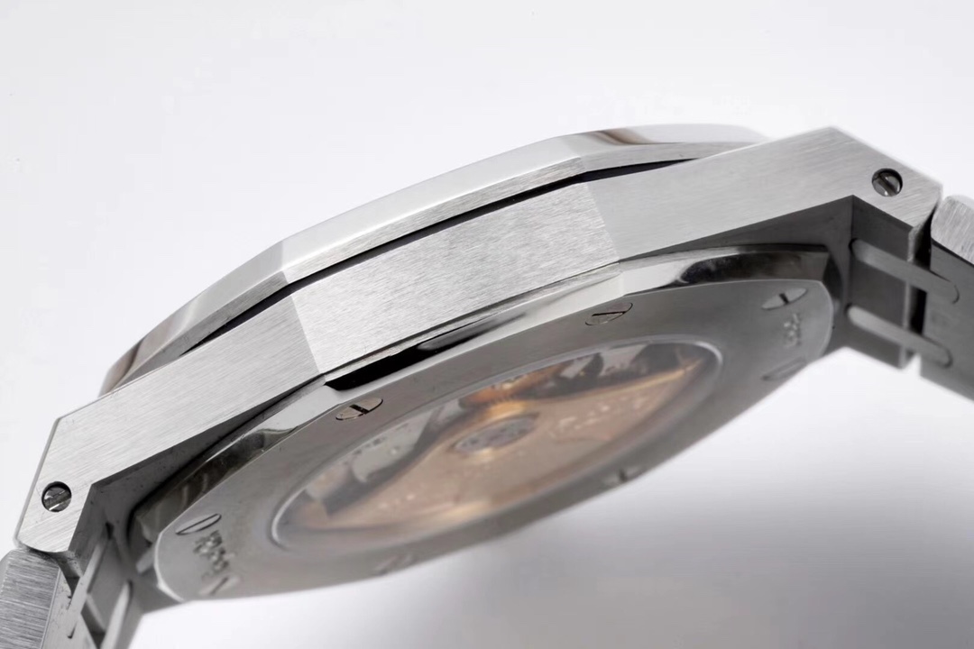 ZF Factory 2025'in iddialı çalışması: Audemars Piguet Royal Oak 15400 V2, tek parça mekanizmasıyla göz kamaştırıyor! — 33. fotoğraf
