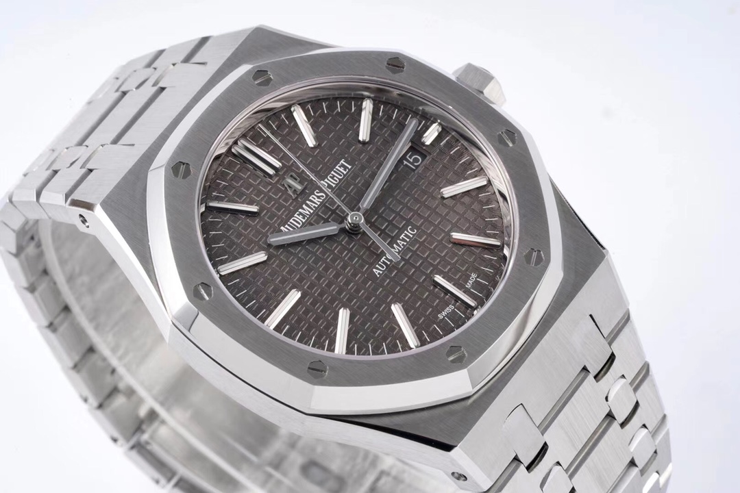 ZF Factory 2025'in iddialı çalışması: Audemars Piguet Royal Oak 15400 V2, tek parça mekanizmasıyla göz kamaştırıyor! — 34. fotoğraf