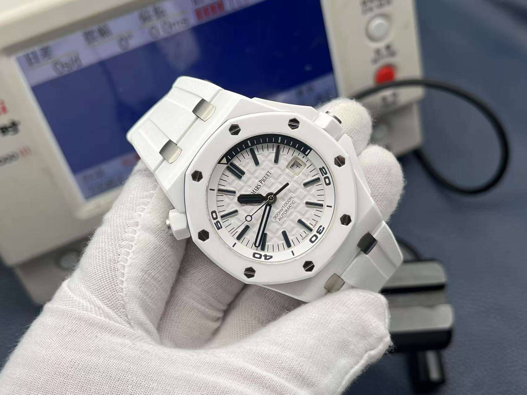 ZF Factory 2025'in iddialı çalışması, çığır açan seramik işçiliğiyle klasiği yeniden yorumluyor — Audemars Piguet Royal Oak Offshore 15707 serisi replika saat, piyasanın en üst donanımlı versiyonu sayılabilir ve dalış sporu saatlerine siyah-beyaz sanatın yeni ruhunu katıyor. — 1. fotoğraf