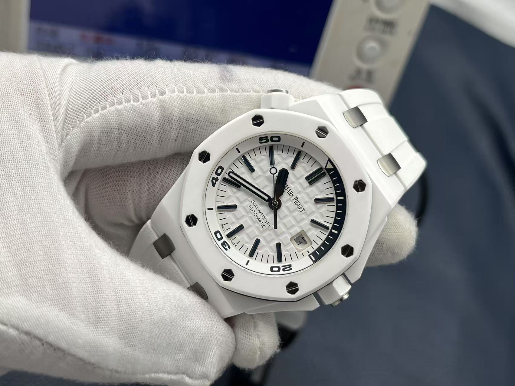 ZF Factory 2025'in iddialı çalışması, çığır açan seramik işçiliğiyle klasiği yeniden yorumluyor — Audemars Piguet Royal Oak Offshore 15707 serisi replika saat, piyasanın en üst donanımlı versiyonu sayılabilir ve dalış sporu saatlerine siyah-beyaz sanatın yeni ruhunu katıyor. — 3. fotoğraf