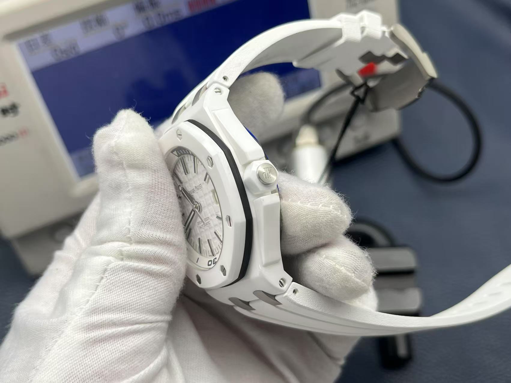 ZF Factory 2025'in iddialı çalışması, çığır açan seramik işçiliğiyle klasiği yeniden yorumluyor — Audemars Piguet Royal Oak Offshore 15707 serisi replika saat, piyasanın en üst donanımlı versiyonu sayılabilir ve dalış sporu saatlerine siyah-beyaz sanatın yeni ruhunu katıyor. — 5. fotoğraf