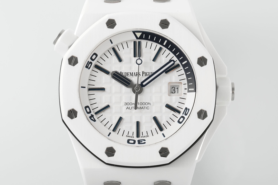 ZF Factory 2025'in iddialı çalışması, çığır açan seramik işçiliğiyle klasiği yeniden yorumluyor — Audemars Piguet Royal Oak Offshore 15707 serisi replika saat, piyasanın en üst donanımlı versiyonu sayılabilir ve dalış sporu saatlerine siyah-beyaz sanatın yeni ruhunu katıyor. — 11. fotoğraf