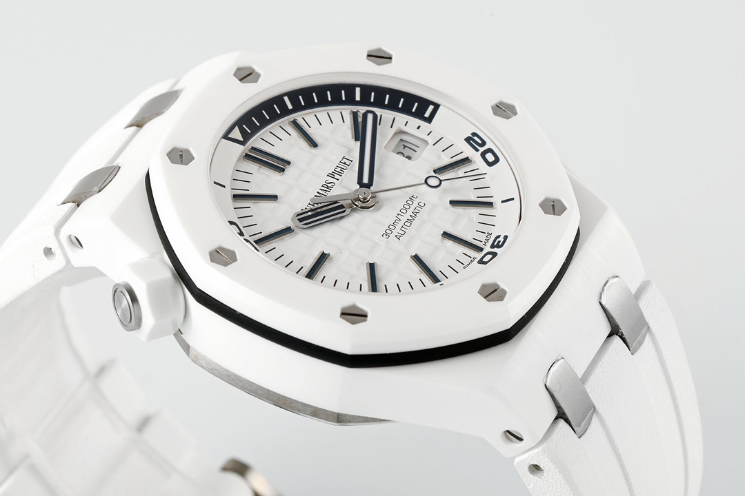 ZF Factory 2025'in iddialı çalışması, çığır açan seramik işçiliğiyle klasiği yeniden yorumluyor — Audemars Piguet Royal Oak Offshore 15707 serisi replika saat, piyasanın en üst donanımlı versiyonu sayılabilir ve dalış sporu saatlerine siyah-beyaz sanatın yeni ruhunu katıyor. — 16. fotoğraf