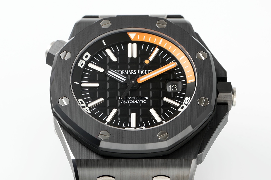 ZF Factory 2025'in iddialı çalışması, çığır açan seramik işçiliğiyle klasiği yeniden yorumluyor — Audemars Piguet Royal Oak Offshore 15707 serisi replika saat, piyasanın en üst donanımlı versiyonu sayılabilir ve dalış sporu saatlerine siyah-beyaz sanatın yeni ruhunu katıyor. — 22. fotoğraf