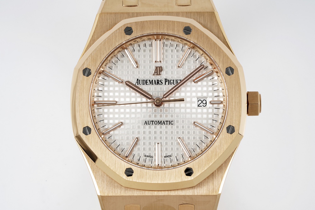 ZF Factory 2025'in seçkin yapımı: Rose gold Audemars Piguet AP Royal Oak 15400OR, entegre CAL.3120 mekanizmayla göz kamaştıran biçimde geliyor! — 1. fotoğraf