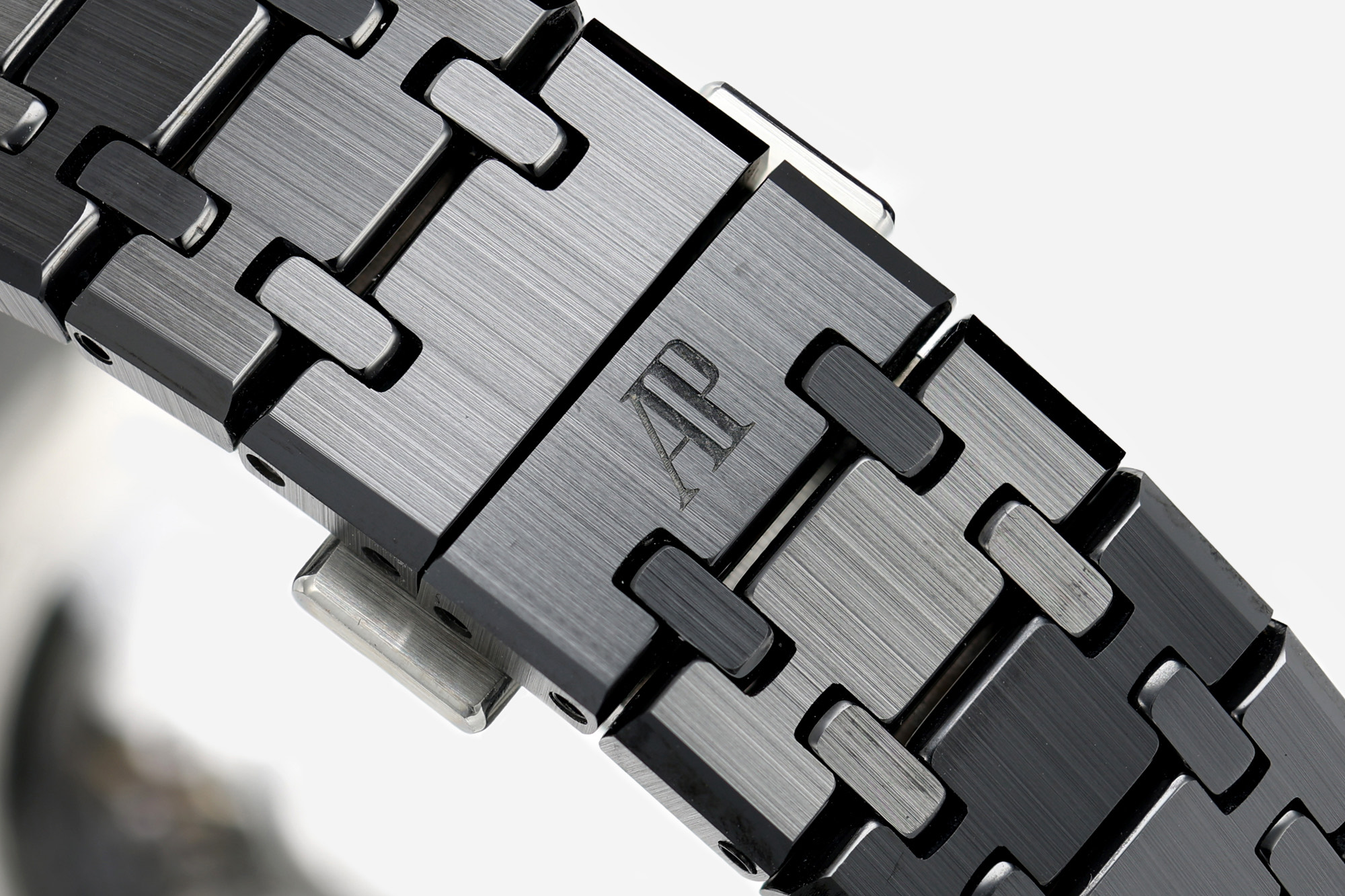 ZF Factory 2026'nın iddialı modeli | Audemars Piguet Royal Oak 26240CE tam siyah seramik Darth Vader — 10. fotoğraf