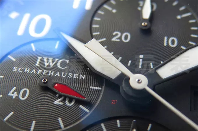 ZF Factory IWC Pilot serisi IW377704 Le Petit Prince özel versiyon kronograf replika saat gerçek-replika karşılaştırması ve orijinal incelemesi — 21. fotoğraf