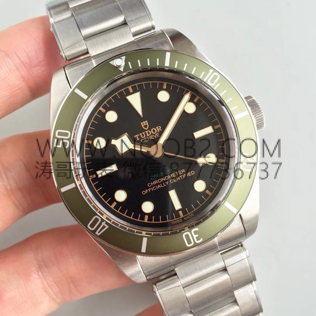 ZF Factory Tudor Black Bay küçük yeşil çiçek/yeşil su hayaleti dalış vintage yeşil bezel özel versiyon replika saat incelemesi — 4. fotoğraf