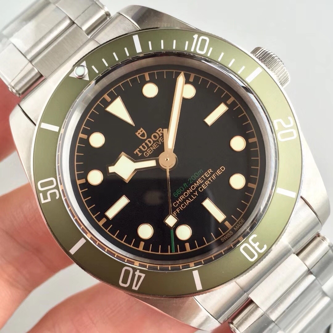 ZF Factory Tudor Black Bay küçük yeşil çiçek/yeşil su hayaleti dalış vintage yeşil bezel özel versiyon replika saat incelemesi — 5. fotoğraf