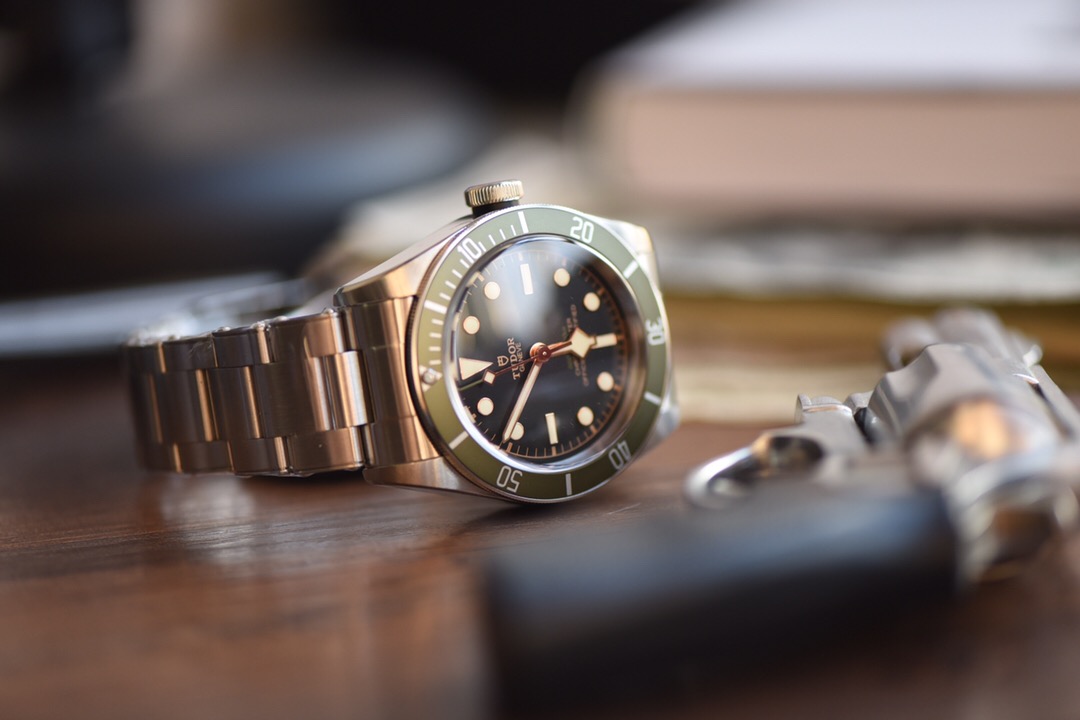 ZF Factory Tudor Black Bay küçük yeşil çiçek/yeşil su hayaleti dalış vintage yeşil bezel özel versiyon replika saat incelemesi — 7. fotoğraf