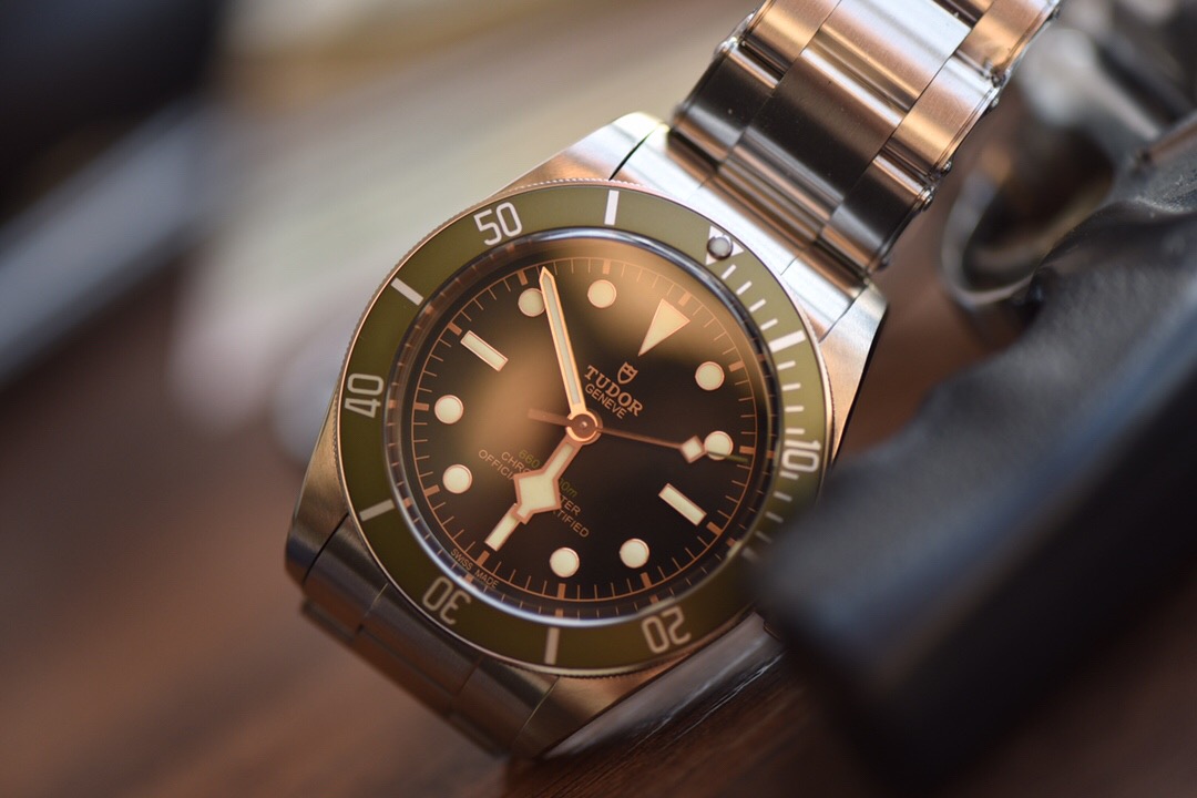 ZF Factory Tudor Black Bay küçük yeşil çiçek/yeşil su hayaleti dalış vintage yeşil bezel özel versiyon replika saat incelemesi — 8. fotoğraf