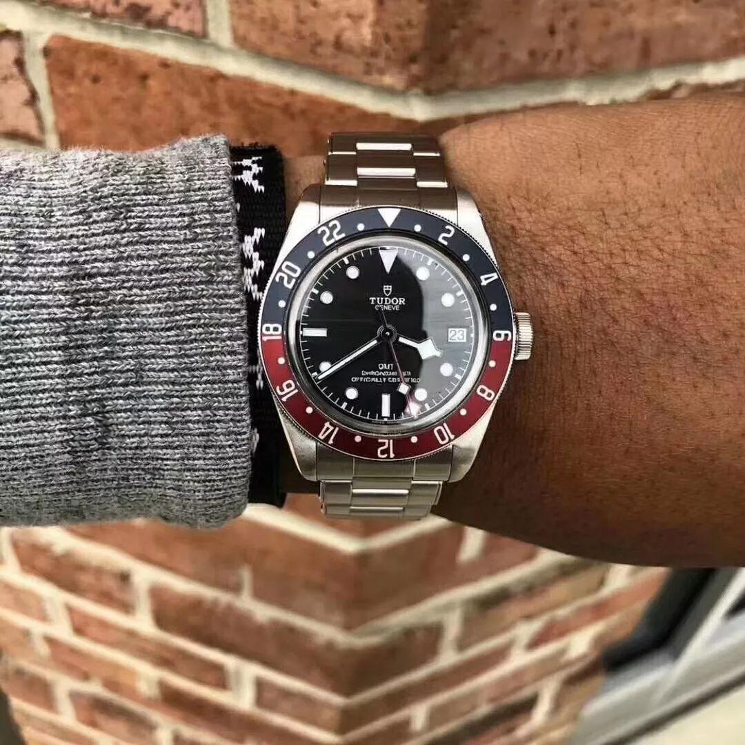 ZF Factory Tudor Black Bay M79830RB-0001 GMT Kırmızı-Mavi Bezelli Replika Saat Gerçek-Replika Karşılaştırması İncelemesi — 2. fotoğraf