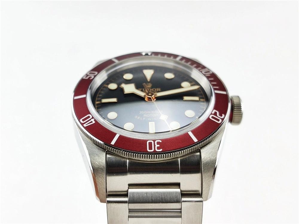 ZF Factory Tudor kırmızı çiçekli Black Bay serisi 79220R replika saat nasıl? — 4. fotoğraf
