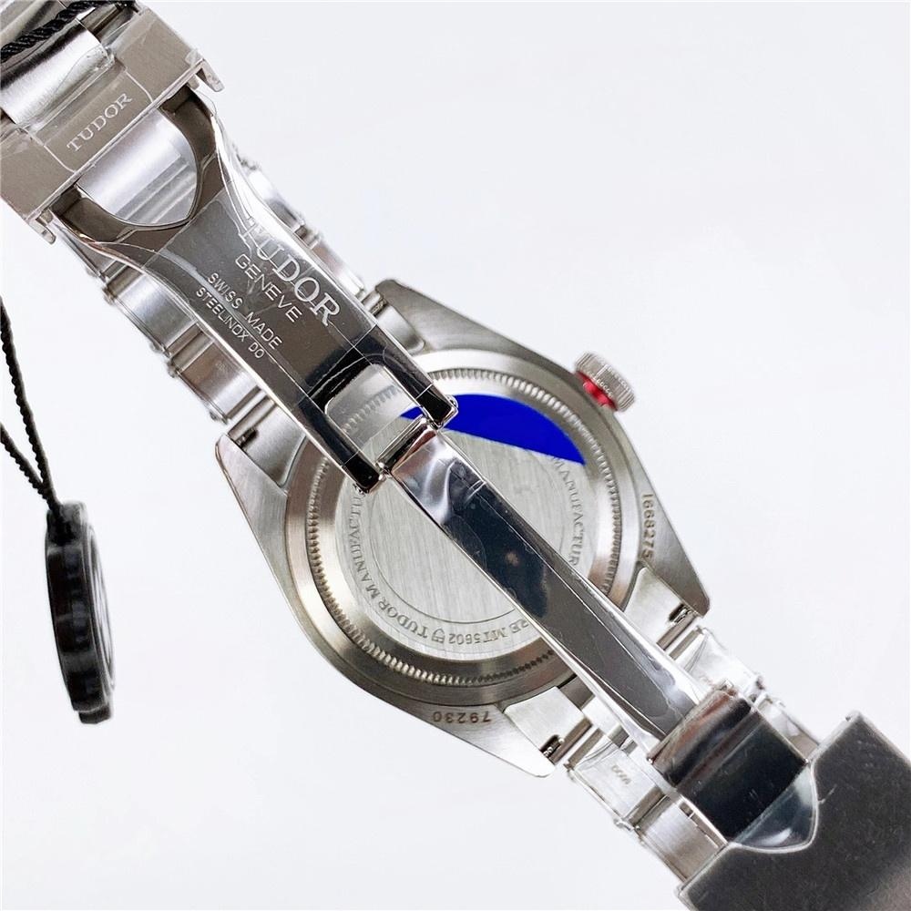 ZF Factory Tudor kırmızı çiçekli Black Bay serisi 79220R replika saat nasıl? — 9. fotoğraf