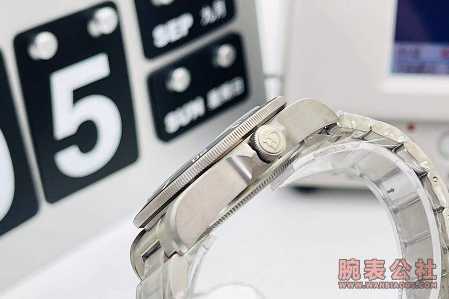 ZF Factory Tudor titanyum "Potato" replika saat nasıl-ZF Tudor 25500TN siyah titanyum Potato — 2. fotoğraf
