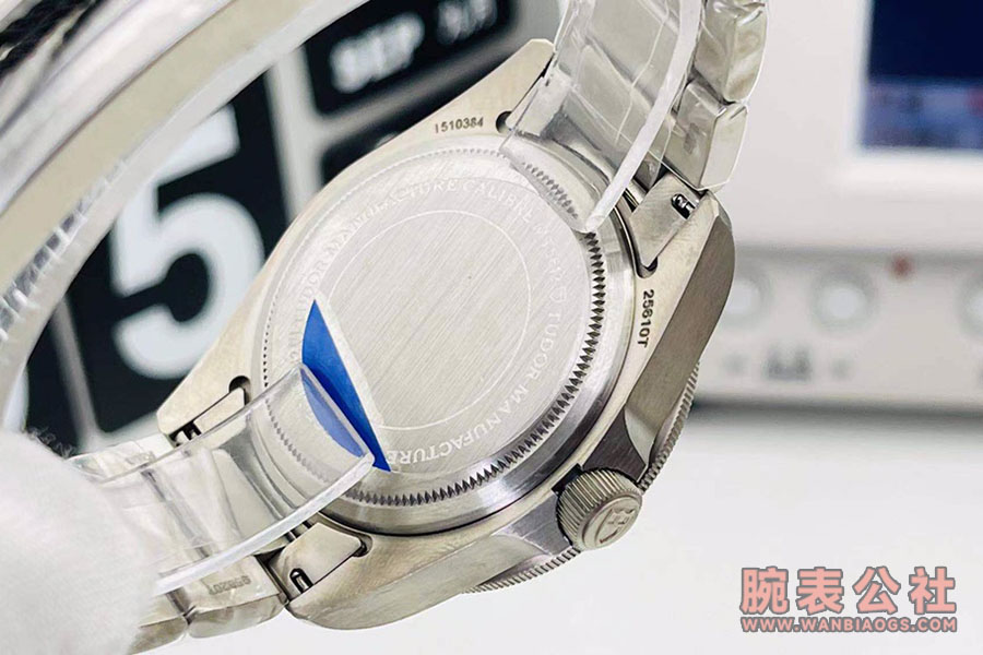 ZF Factory Tudor titanyum "Potato" replika saat nasıl-ZF Tudor 25500TN siyah titanyum Potato — 3. fotoğraf