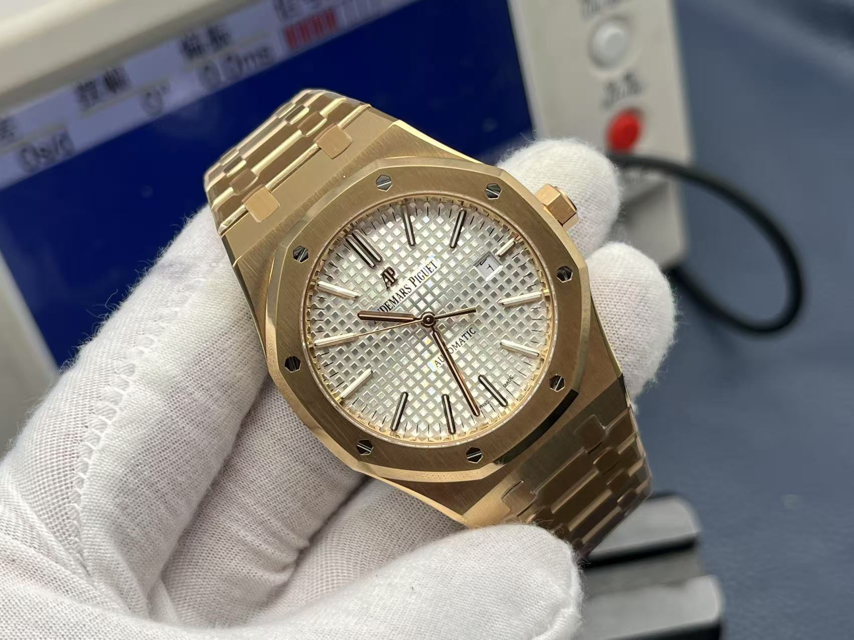 ZF Factory'nin 2025 başyapıtı — "rose gold" Audemars Piguet Royal Oak 15400OR replika saat. Kendi geliştirdikleri tek parça CAL.3120 mekanizmayı taşıyan bu model, piyasadaki sınıfının tek örneği sayılabilecek bir "uç versiyon" ve klasiğin cazibesini en ince işçilikle yeniden yaratıyor. — 1. fotoğraf