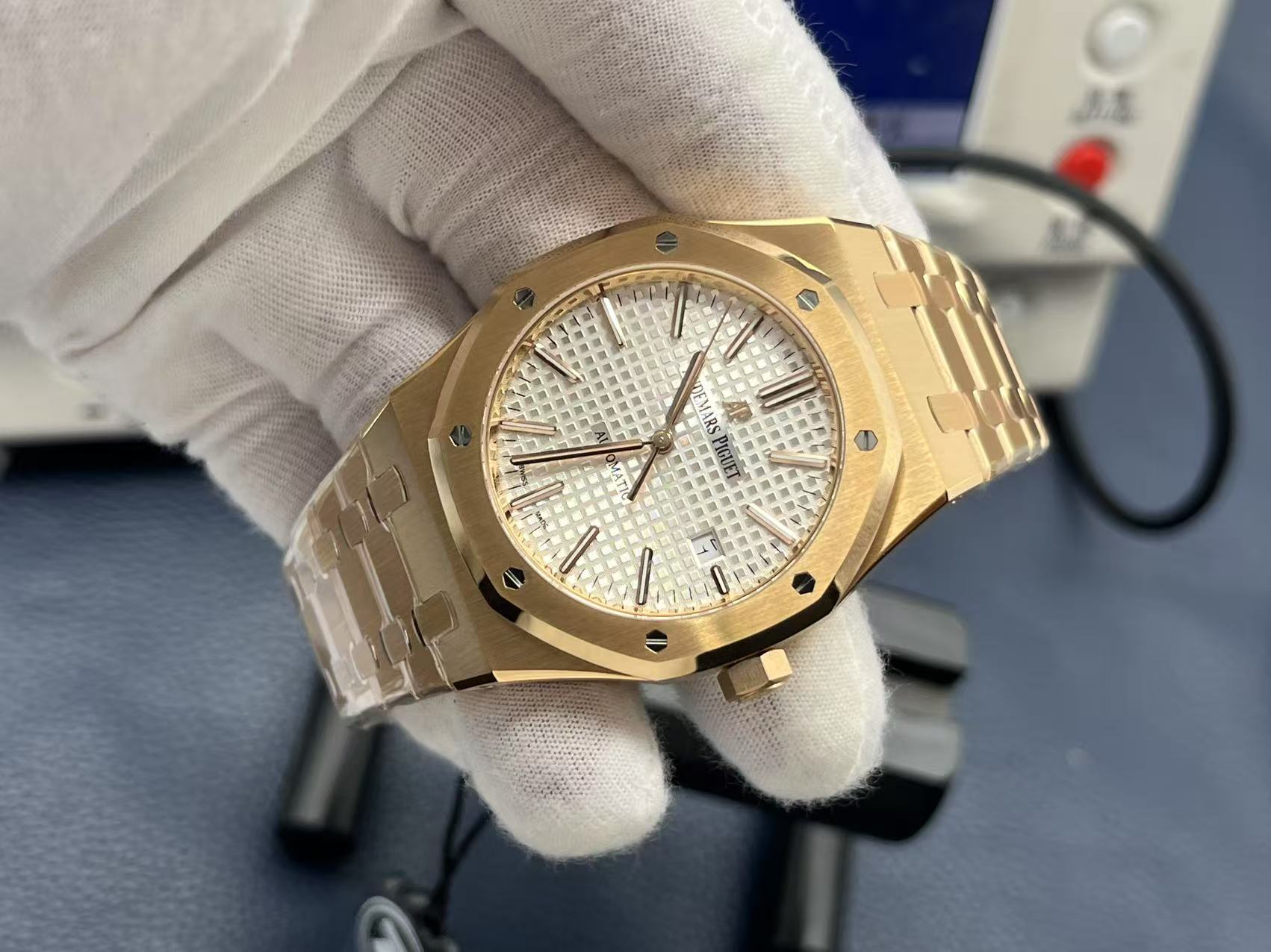 ZF Factory'nin 2025 başyapıtı — "rose gold" Audemars Piguet Royal Oak 15400OR replika saat. Kendi geliştirdikleri tek parça CAL.3120 mekanizmayı taşıyan bu model, piyasadaki sınıfının tek örneği sayılabilecek bir "uç versiyon" ve klasiğin cazibesini en ince işçilikle yeniden yaratıyor. — 5. fotoğraf