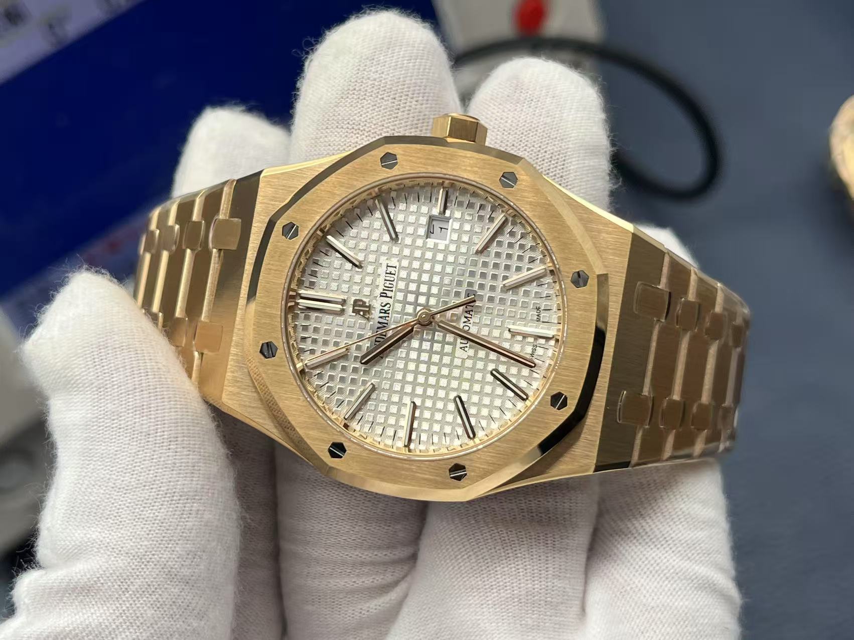 ZF Factory'nin 2025 başyapıtı — "rose gold" Audemars Piguet Royal Oak 15400OR replika saat. Kendi geliştirdikleri tek parça CAL.3120 mekanizmayı taşıyan bu model, piyasadaki sınıfının tek örneği sayılabilecek bir "uç versiyon" ve klasiğin cazibesini en ince işçilikle yeniden yaratıyor. — 6. fotoğraf