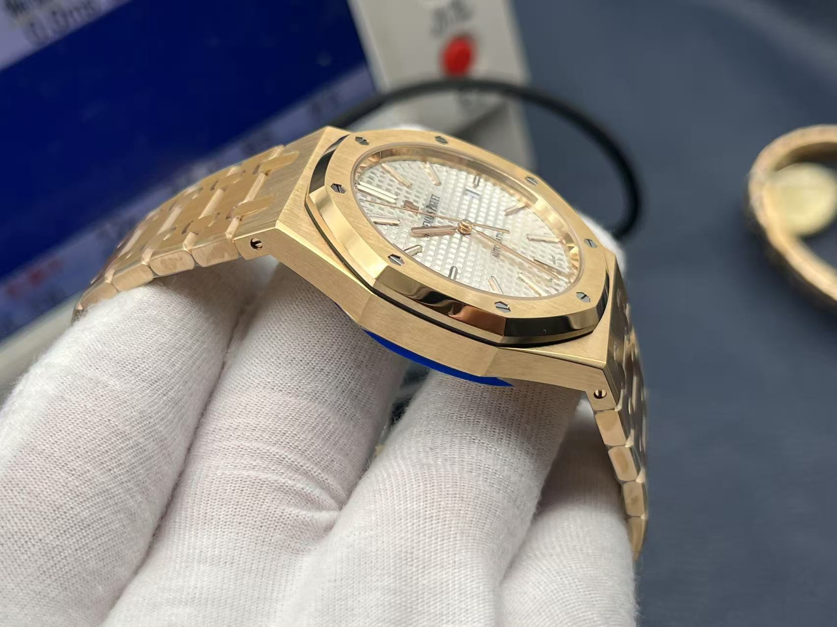 ZF Factory'nin 2025 başyapıtı — "rose gold" Audemars Piguet Royal Oak 15400OR replika saat. Kendi geliştirdikleri tek parça CAL.3120 mekanizmayı taşıyan bu model, piyasadaki sınıfının tek örneği sayılabilecek bir "uç versiyon" ve klasiğin cazibesini en ince işçilikle yeniden yaratıyor. — 7. fotoğraf