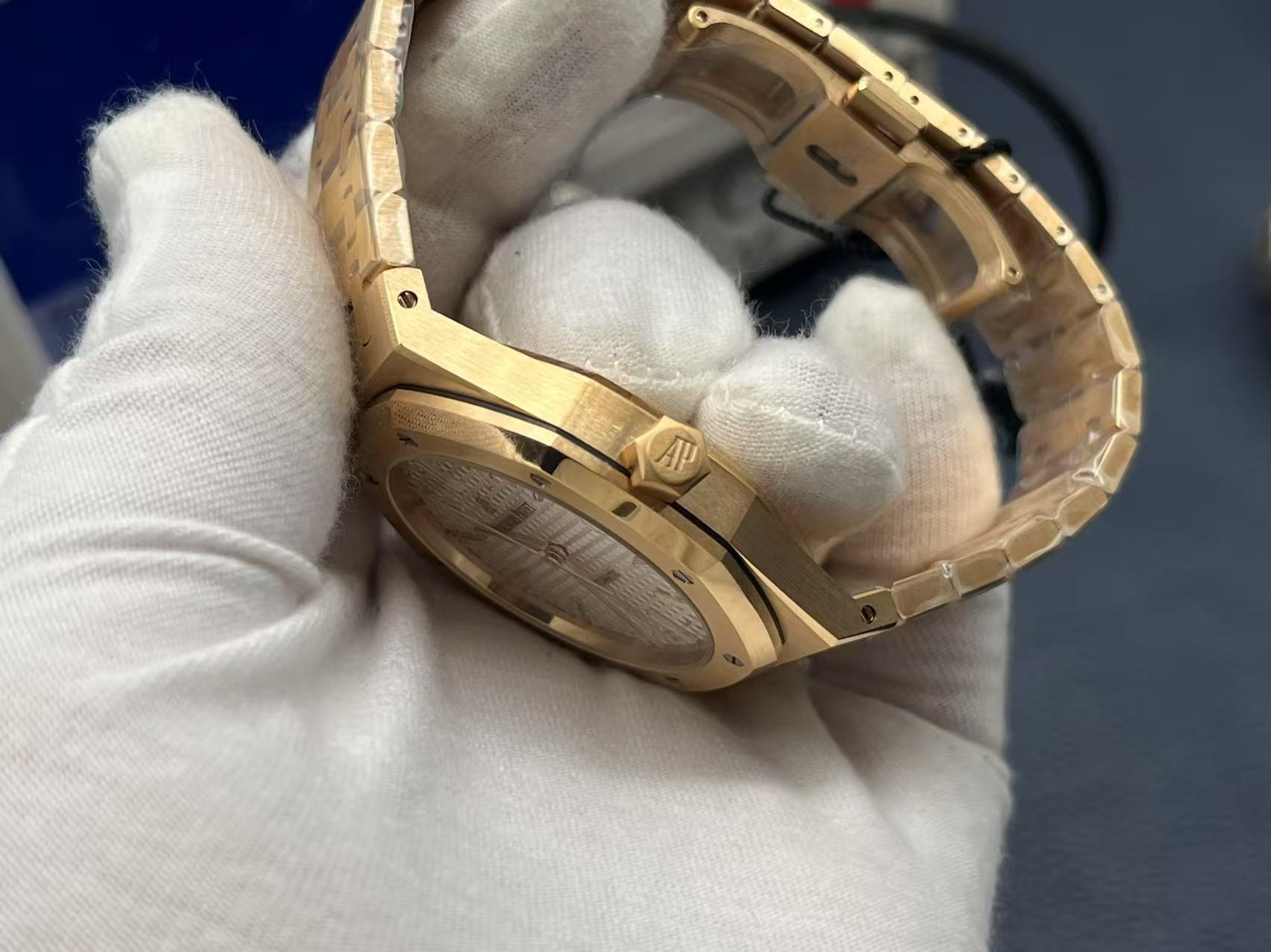 ZF Factory'nin 2025 başyapıtı — "rose gold" Audemars Piguet Royal Oak 15400OR replika saat. Kendi geliştirdikleri tek parça CAL.3120 mekanizmayı taşıyan bu model, piyasadaki sınıfının tek örneği sayılabilecek bir "uç versiyon" ve klasiğin cazibesini en ince işçilikle yeniden yaratıyor. — 8. fotoğraf