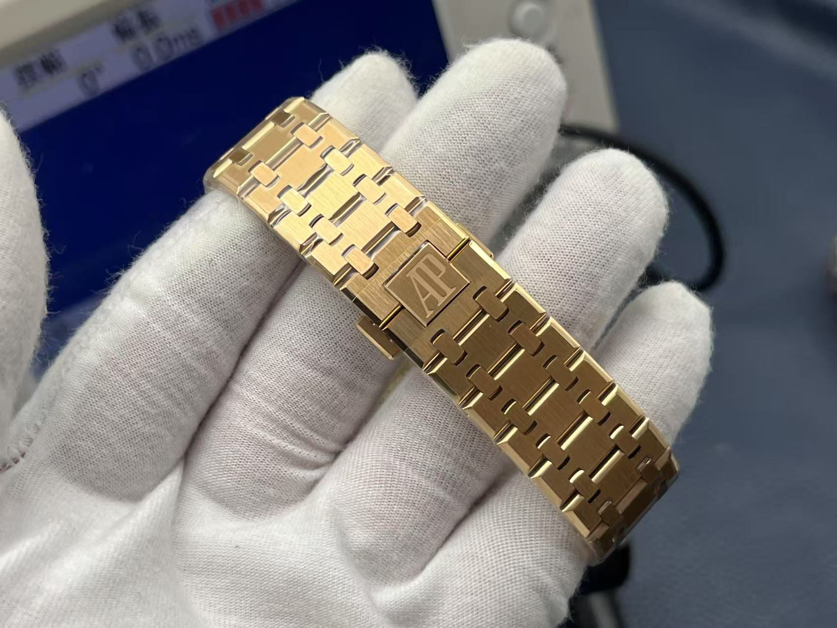 ZF Factory'nin 2025 başyapıtı — "rose gold" Audemars Piguet Royal Oak 15400OR replika saat. Kendi geliştirdikleri tek parça CAL.3120 mekanizmayı taşıyan bu model, piyasadaki sınıfının tek örneği sayılabilecek bir "uç versiyon" ve klasiğin cazibesini en ince işçilikle yeniden yaratıyor. — 11. fotoğraf