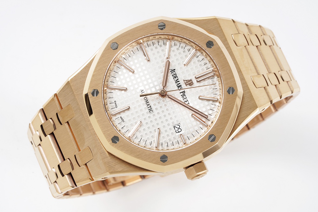 ZF Factory'nin 2025 başyapıtı — "rose gold" Audemars Piguet Royal Oak 15400OR replika saat. Kendi geliştirdikleri tek parça CAL.3120 mekanizmayı taşıyan bu model, piyasadaki sınıfının tek örneği sayılabilecek bir "uç versiyon" ve klasiğin cazibesini en ince işçilikle yeniden yaratıyor. — 16. fotoğraf