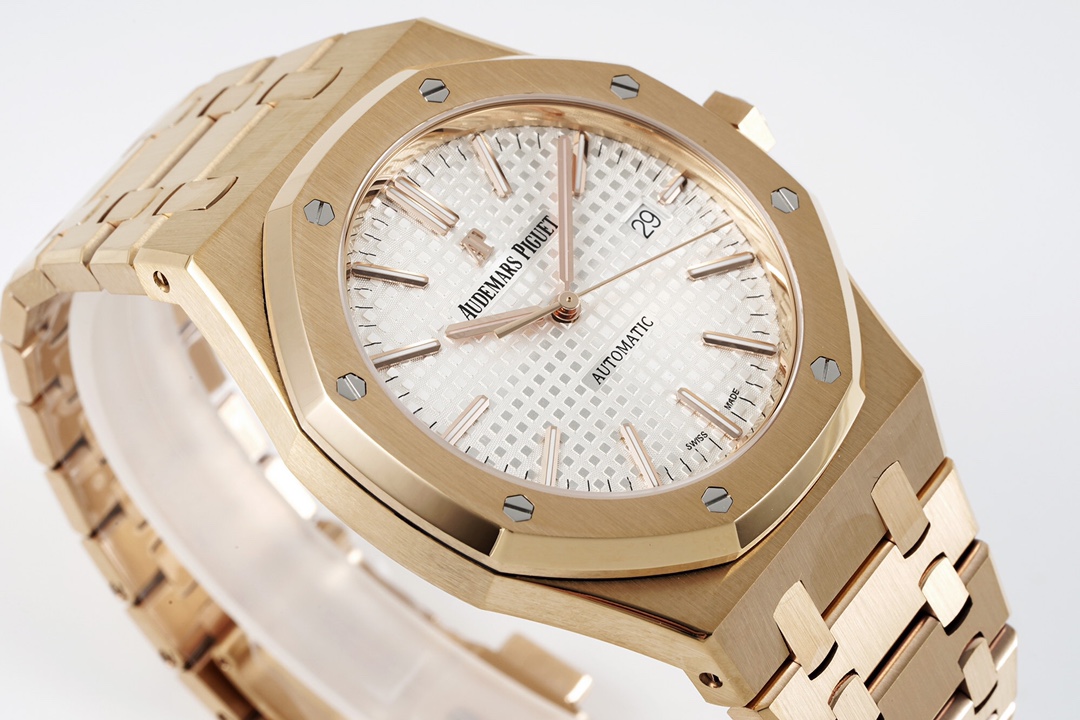 ZF Factory'nin 2025 başyapıtı — "rose gold" Audemars Piguet Royal Oak 15400OR replika saat. Kendi geliştirdikleri tek parça CAL.3120 mekanizmayı taşıyan bu model, piyasadaki sınıfının tek örneği sayılabilecek bir "uç versiyon" ve klasiğin cazibesini en ince işçilikle yeniden yaratıyor. — 17. fotoğraf