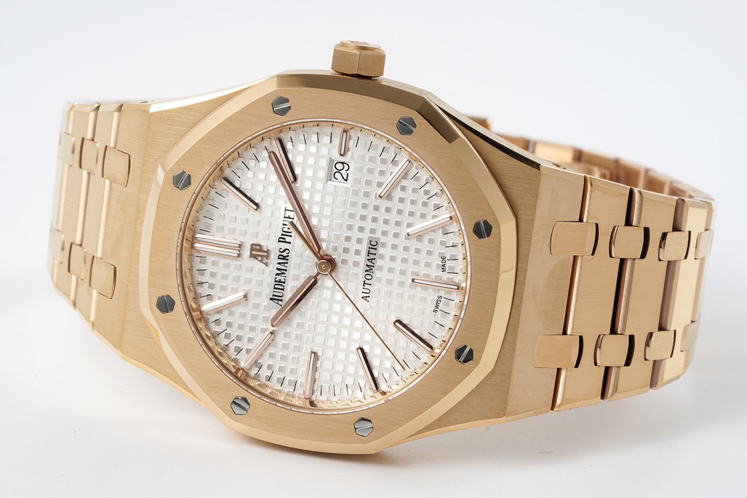 ZF Factory'nin 2025 başyapıtı — "rose gold" Audemars Piguet Royal Oak 15400OR replika saat. Kendi geliştirdikleri tek parça CAL.3120 mekanizmayı taşıyan bu model, piyasadaki sınıfının tek örneği sayılabilecek bir "uç versiyon" ve klasiğin cazibesini en ince işçilikle yeniden yaratıyor. — 18. fotoğraf