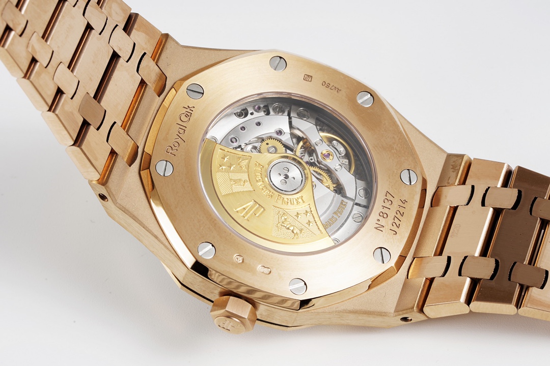 ZF Factory'nin 2025 başyapıtı — "rose gold" Audemars Piguet Royal Oak 15400OR replika saat. Kendi geliştirdikleri tek parça CAL.3120 mekanizmayı taşıyan bu model, piyasadaki sınıfının tek örneği sayılabilecek bir "uç versiyon" ve klasiğin cazibesini en ince işçilikle yeniden yaratıyor. — 21. fotoğraf