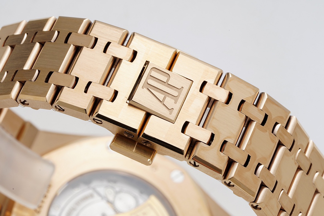 ZF Factory'nin 2025 başyapıtı — "rose gold" Audemars Piguet Royal Oak 15400OR replika saat. Kendi geliştirdikleri tek parça CAL.3120 mekanizmayı taşıyan bu model, piyasadaki sınıfının tek örneği sayılabilecek bir "uç versiyon" ve klasiğin cazibesini en ince işçilikle yeniden yaratıyor. — 23. fotoğraf